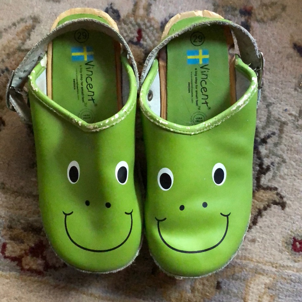 Kids Frog Clogs!